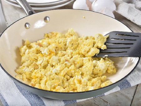 Бъркани яйца с куркума и хранителна мая - снимка на рецептата